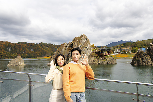 포토 JPG 주간 구름 커플 여자 남자 여행 데이트 난간 휴식 산 미소 풍경 상반신 20대 성인 야외 두명 앞모습 강 한국인 가을 손인사 단양 도담삼봉 성인만 국내포토 자연요소 계절 뷰포인트 컨셉 관계 표정 사람 동양인 청년 관광지 인사 충청북도 파일형식
