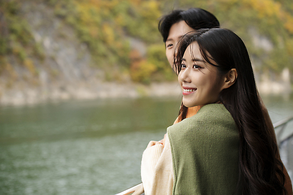 포토 JPG 주간 커플 여자 남자 여행 데이트 휴식 산 미소 풍경 상반신 20대 성인 야외 두명 옆모습 한국인 가을 구경 단양 도담삼봉 성인만 국내포토 자연요소 계절 뷰포인트 컨셉 관계 표정 사람 동양인 청년 관광지 충청북도 파일형식