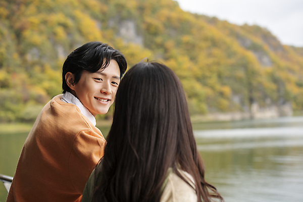 포토 JPG 주간 커플 여자 남자 여행 데이트 휴식 산 미소 풍경 상반신 20대 성인 야외 두명 옆모습 뒷모습 마주보기 한국인 가을 단양 도담삼봉 성인만 국내포토 자연요소 계절 뷰포인트 컨셉 관계 모션 표정 사람 동양인 청년 관광지 충청북도 파일형식