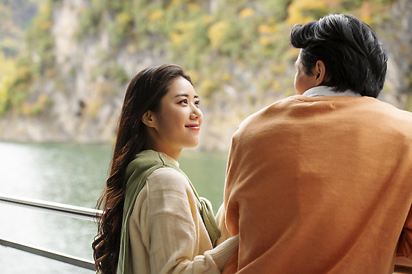 포토 JPG 주간 커플 여자 남자 여행 데이트 난간 휴식 미소 풍경 상반신 20대 성인 야외 두명 옆모습 뒷모습 마주보기 한국인 가을 단양 도담삼봉 성인만 국내포토 자연요소 계절 뷰포인트 컨셉 관계 모션 표정 사람 동양인 청년 관광지 충청북도 파일형식