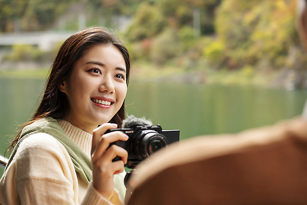 포토 JPG 주간 커플 여자 남자 여행 데이트 휴식 미소 들기 풍경 상반신 20대 성인 야외 두명 옆모습 아웃포커스 카메라 사진촬영 한국인 가을 소프트포커스 단양 도담삼봉 성인만 국내포토 자연요소 계절 뷰포인트 컨셉 관계 모션 촬영기법 표정 사람 동양인 청년 관광지 전자제품 촬영 충청북도 파일형식