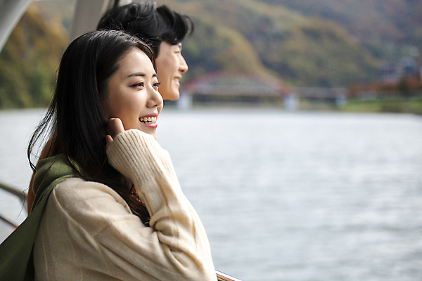 포토 JPG 주간 커플 여자 남자 여행 데이트 휴식 미소 풍경 손짓 상반신 20대 성인 야외 두명 옆모습 아웃포커스 한국인 가을 구경 단양 도담삼봉 성인만 국내포토 자연요소 계절 뷰포인트 컨셉 관계 모션 촬영기법 표정 사람 동양인 청년 관광지 충청북도 파일형식