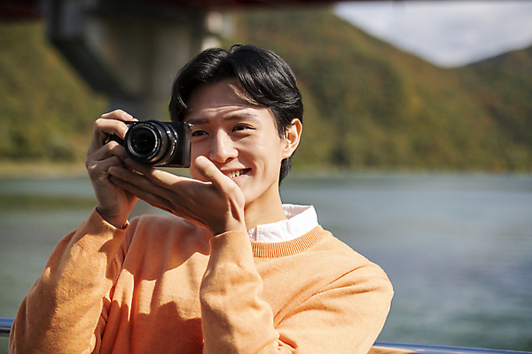 포토 JPG 주간 남자 여행 휴식 한명 미소 들기 풍경 상반신 20대 성인 야외 앞모습 카메라 한국인 가을 단양 도담삼봉 성인남자한명만 국내포토 자연요소 1 계절 뷰포인트 컨셉 모션 표정 사람 동양인 청년 관광지 전자제품 충청북도 남자한명만 성인남자만 파일형식