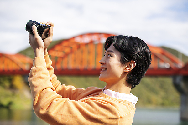 포토 JPG 주간 남자 여행 휴식 한명 미소 들기 풍경 상반신 20대 성인 야외 옆모습 아웃포커스 카메라 한국인 올려보기 가을 단양 도담삼봉 가교 성인남자한명만 국내포토 자연요소 1 건축물 계절 뷰포인트 컨셉 모션 촬영기법 표정 사람 동양인 청년 관광지 전자제품 충청북도 남자한명만 성인남자만 파일형식