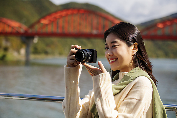 포토 JPG 주간 여자 여행 휴식 한명 미소 들기 풍경 상반신 20대 성인 야외 옆모습 아웃포커스 카메라 한국인 가을 단양 도담삼봉 가교 성인여자한명만 국내포토 자연요소 1 건축물 계절 뷰포인트 컨셉 모션 촬영기법 표정 사람 동양인 청년 관광지 전자제품 충청북도 여자한명만 성인여자만 파일형식