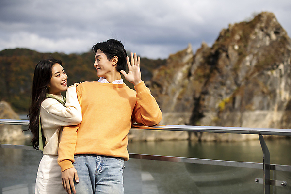 포토 JPG 주간 커플 여자 남자 여행 데이트 난간 휴식 산 미소 풍경 상반신 20대 성인 야외 두명 앞모습 옆모습 손들기 마주보기 한국인 가을 단양 도담삼봉 성인만 어깨에손 국내포토 자연요소 계절 뷰포인트 컨셉 관계 모션 표정 사람 동양인 청년 관광지 충청북도 파일형식