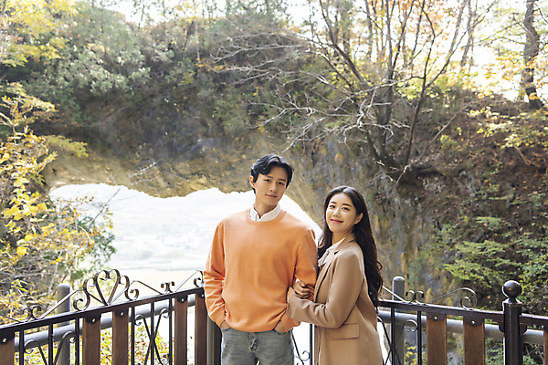 포토 JPG 주간 커플 여자 남자 여행 데이트 휴식 산 미소 풍경 상반신 20대 성인 야외 두명 앞모습 옆모습 팔짱 한국인 가을 단양 도담삼봉 성인만 석문 국내포토 자연요소 계절 뷰포인트 컨셉 관계 모션 표정 사람 동양인 청년 관광지 충청북도 명승지 파일형식