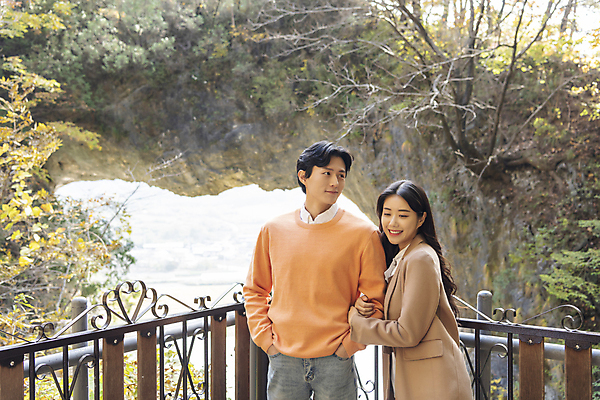 포토 JPG 주간 커플 여자 남자 여행 데이트 휴식 산 미소 풍경 상반신 20대 성인 야외 두명 앞모습 옆모습 팔짱 한국인 가을 단양 도담삼봉 성인만 석문 국내포토 자연요소 계절 뷰포인트 컨셉 관계 모션 표정 사람 동양인 청년 관광지 충청북도 명승지 파일형식