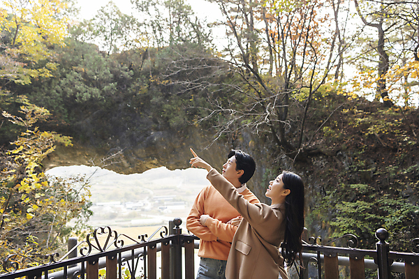포토 JPG 주간 커플 여자 남자 여행 데이트 휴식 산 미소 풍경 상반신 20대 성인 야외 두명 앞모습 팔짱 한국인 올려보기 가을 가리킴 단양 도담삼봉 성인만 석문 국내포토 자연요소 계절 뷰포인트 컨셉 관계 모션 표정 사람 동양인 손짓 청년 관광지 충청북도 명승지 파일형식