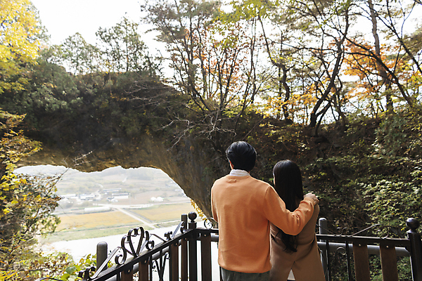 포토 JPG 주간 커플 여자 남자 여행 데이트 휴식 산 풍경 상반신 20대 성인 야외 두명 뒷모습 한국인 가을 구경 단양 도담삼봉 성인만 어깨에손 석문 국내포토 자연요소 계절 뷰포인트 컨셉 관계 모션 사람 동양인 청년 관광지 충청북도 명승지 파일형식