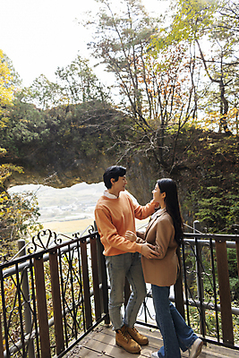 포토 JPG 주간 전신 커플 여자 남자 여행 데이트 휴식 산 풍경 20대 성인 야외 두명 옆모습 마주보기 손잡기 한국인 가을 단양 도담삼봉 성인만 쓰다듬기 석문 국내포토 자연요소 계절 뷰포인트 컨셉 관계 모션 사람 동양인 청년 관광지 충청북도 명승지 파일형식