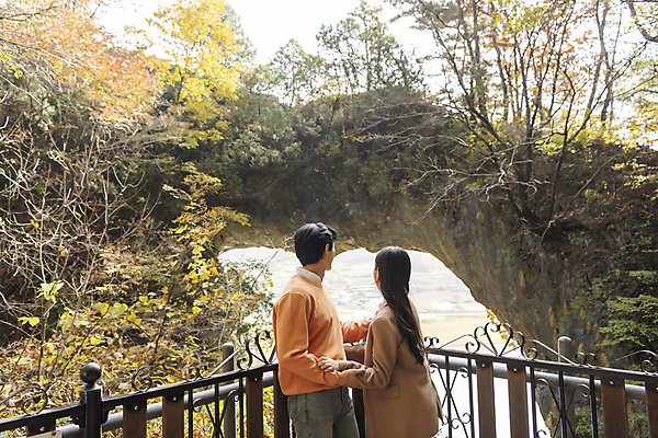 포토 JPG 주간 커플 여자 남자 여행 데이트 휴식 산 풍경 상반신 20대 성인 야외 두명 옆모습 손잡기 한국인 가을 구경 단양 도담삼봉 성인만 석문 국내포토 자연요소 계절 뷰포인트 컨셉 관계 모션 사람 동양인 청년 관광지 충청북도 명승지 파일형식
