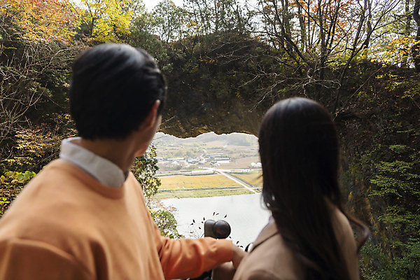 포토 JPG 주간 커플 여자 남자 여행 데이트 휴식 산 풍경 상반신 20대 성인 야외 두명 옆모습 한국인 가을 구경 단양 도담삼봉 성인만 석문 국내포토 자연요소 계절 뷰포인트 컨셉 관계 사람 동양인 청년 관광지 충청북도 명승지 파일형식