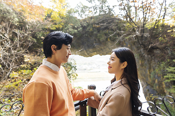 포토 JPG 주간 커플 여자 남자 여행 데이트 휴식 산 미소 풍경 상반신 20대 성인 야외 두명 옆모습 마주보기 한국인 가을 단양 도담삼봉 성인만 석문 국내포토 자연요소 계절 뷰포인트 컨셉 관계 모션 표정 사람 동양인 청년 관광지 충청북도 명승지 파일형식