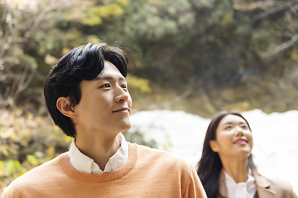 포토 JPG 주간 커플 여자 남자 여행 데이트 휴식 미소 상반신 20대 성인 야외 두명 앞모습 아웃포커스 한국인 올려보기 가을 단양 도담삼봉 성인만 국내포토 자연요소 계절 뷰포인트 컨셉 관계 모션 촬영기법 표정 사람 동양인 청년 관광지 충청북도 파일형식