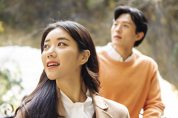 포토 JPG 주간 커플 여자 남자 여행 데이트 휴식 상반신 20대 성인 야외 두명 앞모습 아웃포커스 한국인 올려보기 가을 구경 단양 도담삼봉 성인만 국내포토 자연요소 계절 뷰포인트 컨셉 관계 모션 촬영기법 사람 동양인 청년 관광지 충청북도 파일형식