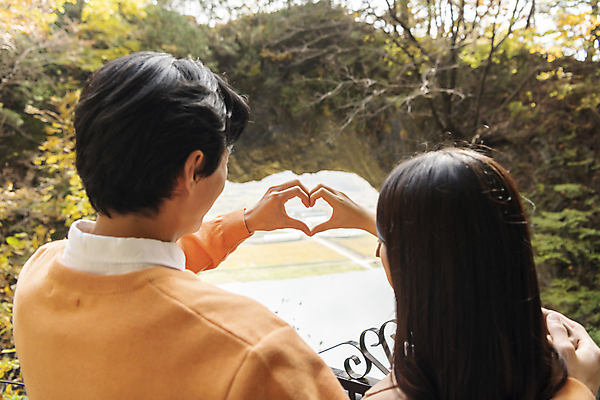 포토 JPG 주간 커플 여자 남자 여행 데이트 휴식 산 풍경 상반신 20대 성인 야외 두명 뒷모습 한국인 가을 손하트 단양 도담삼봉 성인만 어깨에손 석문 국내포토 자연요소 계절 뷰포인트 컨셉 관계 모션 사람 동양인 손짓 청년 관광지 충청북도 명승지 파일형식