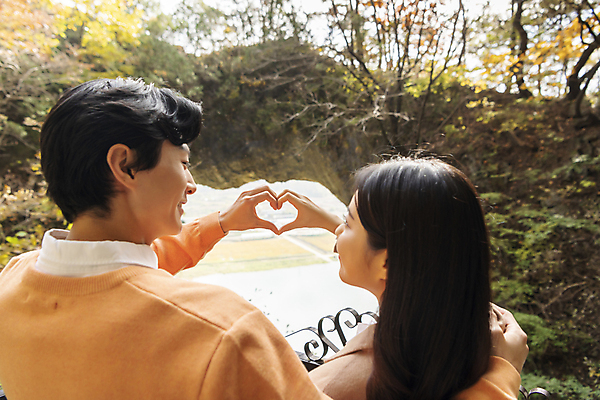 포토 JPG 주간 커플 여자 남자 여행 데이트 휴식 산 풍경 상반신 20대 성인 야외 두명 뒷모습 마주보기 한국인 가을 손하트 단양 도담삼봉 성인만 어깨에손 석문 국내포토 자연요소 계절 뷰포인트 컨셉 관계 모션 사람 동양인 손짓 청년 관광지 충청북도 명승지 파일형식