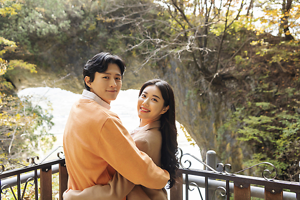 포토 JPG 주간 커플 여자 남자 여행 허리손 데이트 안기 휴식 산 미소 풍경 상반신 20대 성인 야외 두명 옆모습 한국인 가을 뒤돌아보기 단양 도담삼봉 성인만 석문 국내포토 자연요소 계절 뷰포인트 포즈 컨셉 관계 모션 표정 사람 동양인 청년 관광지 충청북도 명승지 파일형식