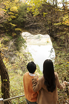포토 JPG 주간 커플 여자 남자 여행 데이트 휴식 산 풍경 상반신 20대 성인 야외 두명 뒷모습 한국인 가을 구경 단양 도담삼봉 성인만 어깨에손 석문 국내포토 자연요소 계절 뷰포인트 컨셉 관계 모션 사람 동양인 청년 관광지 충청북도 명승지 파일형식