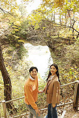 포토 JPG 주간 커플 여자 남자 여행 데이트 난간 휴식 산 미소 풍경 상반신 20대 성인 야외 두명 옆모습 한국인 올려보기 가을 단양 도담삼봉 성인만 석문 국내포토 자연요소 계절 뷰포인트 컨셉 관계 모션 표정 사람 동양인 청년 관광지 충청북도 명승지 파일형식