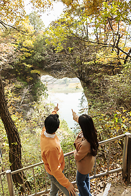 포토 JPG 주간 커플 여자 남자 여행 데이트 난간 휴식 산 풍경 상반신 20대 성인 야외 두명 옆모습 한국인 가을 가리킴 구경 단양 도담삼봉 성인만 석문 국내포토 자연요소 계절 뷰포인트 컨셉 관계 사람 동양인 손짓 청년 관광지 충청북도 명승지 파일형식