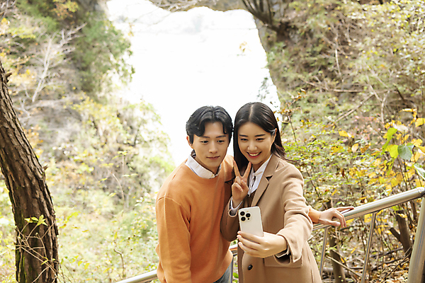 포토 JPG 주간 커플 여자 남자 여행 데이트 휴식 산 미소 들기 풍경 상반신 20대 성인 야외 두명 옆모습 스마트폰 한국인 가을 셀프카메라 브이 단양 도담삼봉 성인만 석문 국내포토 자연요소 계절 뷰포인트 컨셉 관계 모션 표정 사람 동양인 손짓 청년 관광지 핸드폰 스마트기기 사진촬영 충청북도 명승지 파일형식