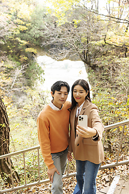 포토 JPG 주간 커플 여자 남자 여행 데이트 휴식 산 미소 들기 풍경 상반신 20대 성인 야외 두명 옆모습 스마트폰 한국인 가을 셀프카메라 단양 도담삼봉 성인만 석문 국내포토 자연요소 계절 뷰포인트 컨셉 관계 모션 표정 사람 동양인 청년 관광지 핸드폰 스마트기기 사진촬영 충청북도 명승지 파일형식