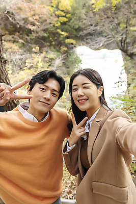 포토 JPG 주간 커플 여자 남자 여행 데이트 휴식 산 윙크 미소 풍경 상반신 20대 성인 야외 두명 앞모습 옆모습 한국인 가을 셀프카메라 브이 손뻗기 단양 도담삼봉 성인만 석문 국내포토 자연요소 계절 뷰포인트 컨셉 관계 모션 표정 사람 동양인 손짓 청년 관광지 사진촬영 충청북도 명승지 파일형식