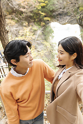 포토 JPG 주간 커플 여자 남자 여행 데이트 휴식 산 미소 풍경 상반신 20대 성인 야외 두명 앞모습 옆모습 마주보기 한국인 가을 손뻗기 단양 도담삼봉 성인만 석문 국내포토 자연요소 계절 뷰포인트 컨셉 관계 모션 표정 사람 동양인 청년 관광지 충청북도 명승지 파일형식