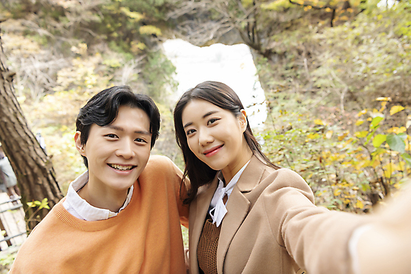 포토 JPG 주간 커플 여자 남자 여행 데이트 휴식 산 미소 풍경 상반신 20대 성인 야외 두명 옆모습 한국인 가을 셀프카메라 손뻗기 단양 도담삼봉 성인만 석문 국내포토 자연요소 계절 뷰포인트 컨셉 관계 모션 표정 사람 동양인 청년 관광지 사진촬영 충청북도 명승지 파일형식