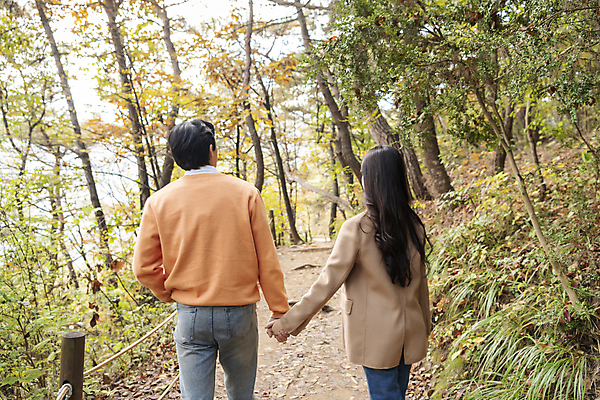 포토 JPG 주간 커플 여자 남자 여행 데이트 휴식 산 풍경 상반신 20대 성인 야외 두명 뒷모습 걷기 손잡기 한국인 가을 산길 단양 도담삼봉 성인만 국내포토 자연요소 계절 길 뷰포인트 컨셉 관계 모션 사람 동양인 청년 관광지 충청북도 파일형식
