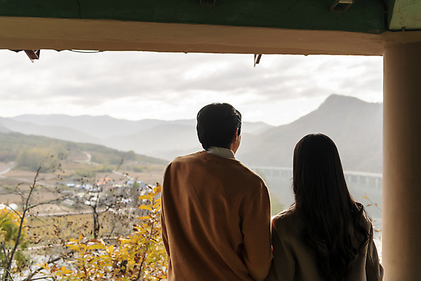 포토 JPG 주간 커플 여자 남자 여행 데이트 휴식 산 풍경 상반신 20대 성인 야외 두명 뒷모습 한국인 가을 단양 도담삼봉 성인만 국내포토 자연요소 계절 뷰포인트 컨셉 관계 사람 동양인 청년 관광지 충청북도 파일형식