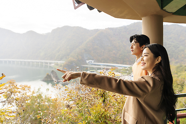 포토 JPG 주간 커플 여자 남자 여행 데이트 휴식 산 미소 풍경 상반신 20대 성인 야외 두명 옆모습 한국인 가을 가리킴 구경 단양 도담삼봉 성인만 국내포토 자연요소 계절 뷰포인트 컨셉 관계 표정 사람 동양인 손짓 청년 관광지 충청북도 파일형식