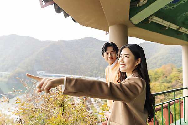 포토 JPG 주간 커플 여자 남자 여행 데이트 휴식 산 미소 풍경 상반신 20대 성인 야외 두명 옆모습 한국인 가을 가리킴 구경 단양 도담삼봉 성인만 국내포토 자연요소 계절 뷰포인트 컨셉 관계 표정 사람 동양인 손짓 청년 관광지 충청북도 파일형식