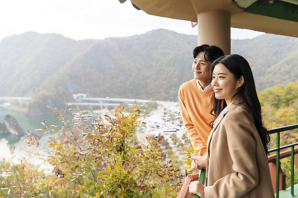 포토 JPG 주간 커플 여자 남자 여행 데이트 휴식 산 미소 풍경 상반신 20대 성인 야외 두명 옆모습 한국인 가을 구경 단양 도담삼봉 성인만 국내포토 자연요소 계절 뷰포인트 컨셉 관계 표정 사람 동양인 청년 관광지 충청북도 파일형식