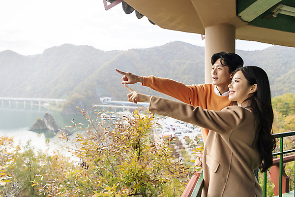 포토 JPG 주간 커플 여자 남자 여행 데이트 휴식 산 미소 풍경 상반신 20대 성인 야외 두명 옆모습 한국인 가을 가리킴 구경 단양 도담삼봉 성인만 국내포토 자연요소 계절 뷰포인트 컨셉 관계 표정 사람 동양인 손짓 청년 관광지 충청북도 파일형식