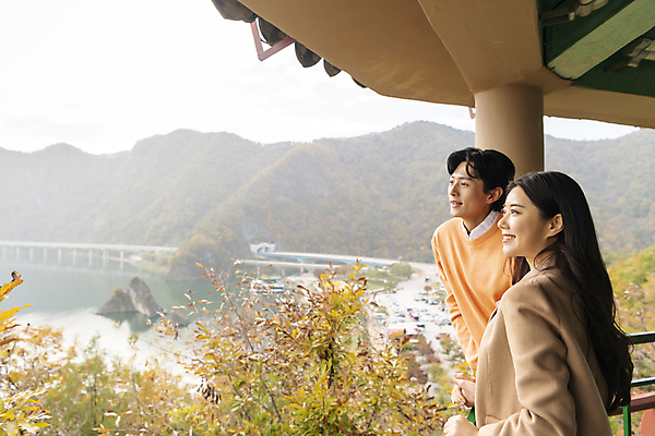 포토 JPG 주간 커플 여자 남자 여행 데이트 휴식 산 미소 풍경 상반신 20대 성인 야외 두명 옆모습 한국인 가을 구경 단양 도담삼봉 성인만 국내포토 자연요소 계절 뷰포인트 컨셉 관계 표정 사람 동양인 청년 관광지 충청북도 파일형식