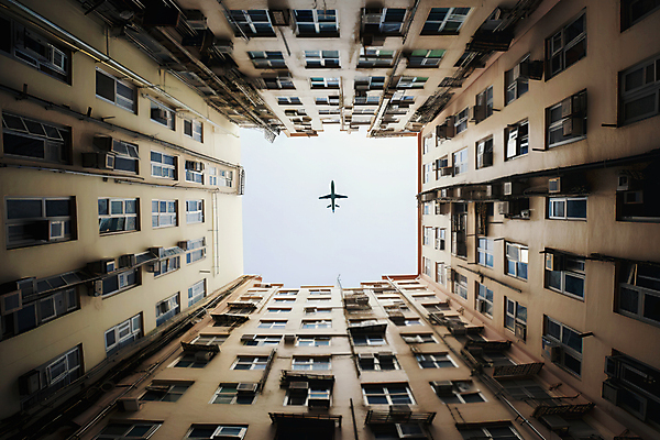 JPG 편집이미지 로우앵글 하늘 비행기 빌딩 사람없음 건물 사각형 도시 편집실사 AI포토 AI콘텐츠 도형 건축물 뷰포인트 항공교통 대중교통 CG 파일형식