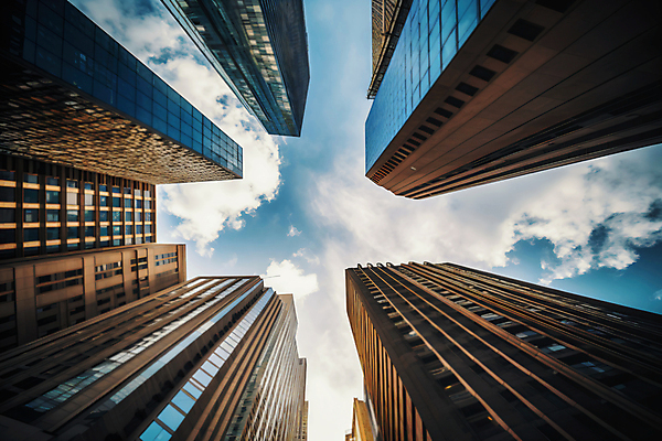 JPG 구름 편집이미지 로우앵글 하늘 빌딩 사람없음 건물 햇빛 도시 편집실사 AI포토 AI콘텐츠 자연요소 건축물 뷰포인트 태양 CG 파일형식