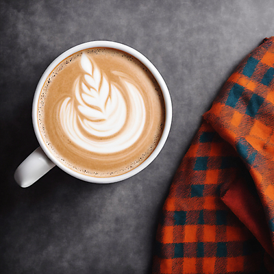 JPG 편집이미지 커피 사람없음 하이앵글 커피잔 천 라떼아트 차이티라떼 차이티 편집실사 AI포토 AI콘텐츠 음료 뷰포인트 잔 차_음료 직물 CG 그림 라떼 파일형식