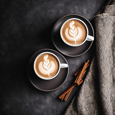 JPG 편집이미지 커피 사람없음 하이앵글 커피잔 천 라떼아트 시나몬 시나몬스틱 차이티라떼 차이티 편집실사 AI포토 AI콘텐츠 음료 뷰포인트 잔 차_음료 직물 CG 그림 라떼 파일형식