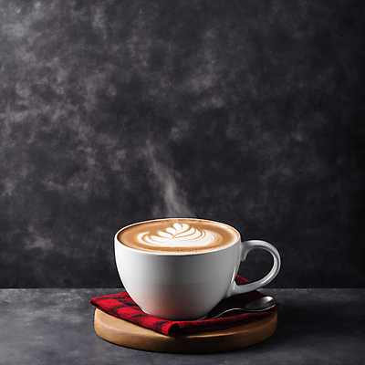 JPG 편집이미지 커피 사람없음 연기 커피잔 천 나무받침 라떼아트 차이티라떼 차이티 편집실사 AI포토 AI콘텐츠 음료 잔 목재 차_음료 직물 받침대 CG 그림 라떼 파일형식