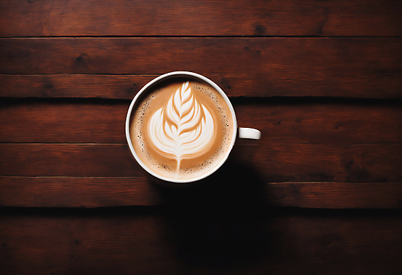 JPG 편집이미지 커피 사람없음 나뭇결 하이앵글 커피잔 라떼아트 차이티라떼 차이티 편집실사 AI포토 AI콘텐츠 음료 뷰포인트 잔 차_음료 CG 그림 라떼 파일형식