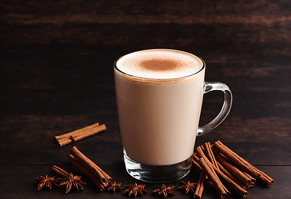 JPG 편집이미지 커피 사람없음 컵 라떼아트 시나몬 시나몬스틱 팔각회향 차이티라떼 차이티 편집실사 AI포토 AI콘텐츠 식기 음료 차_음료 향신료 CG 그림 라떼 파일형식