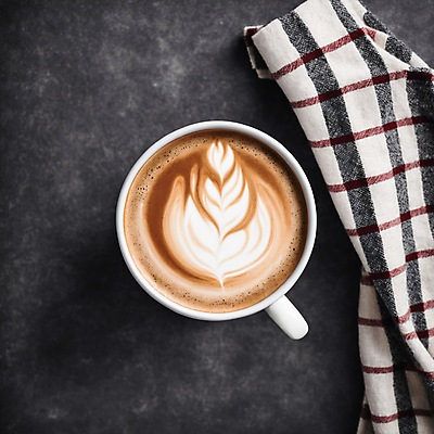 JPG 편집이미지 커피 사람없음 하이앵글 커피잔 천 라떼아트 차이티라떼 차이티 편집실사 AI포토 AI콘텐츠 음료 뷰포인트 잔 차_음료 직물 CG 그림 라떼 파일형식