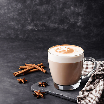JPG 편집이미지 커피 사람없음 커피잔 천 라떼아트 시나몬 시나몬스틱 팔각회향 차이티라떼 차이티 편집실사 AI포토 AI콘텐츠 음료 잔 차_음료 직물 향신료 CG 그림 라떼 파일형식