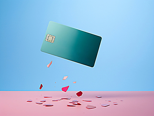 JPG 편집이미지 분홍색 하늘색 사람없음 금융 카드 신용카드 떨어짐 파편 디지털합성 마그네틱 목업 편집실사 AI컴퓨터그래픽 AI콘텐츠 컬러 컨셉 경제 파란색 CG 파일형식