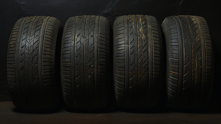 JPG 편집이미지 사람없음 검은색 바퀴 디지털합성 타이어 폐타이어 편집실사 AI포토 AI콘텐츠 컬러 CG 파일형식