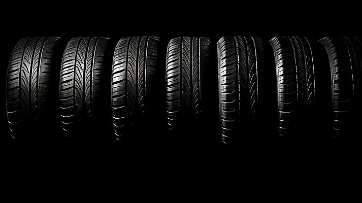 JPG 편집이미지 사람없음 검은색 바퀴 디지털합성 타이어 일렬 편집실사 AI포토 AI콘텐츠 컬러 CG 파일형식